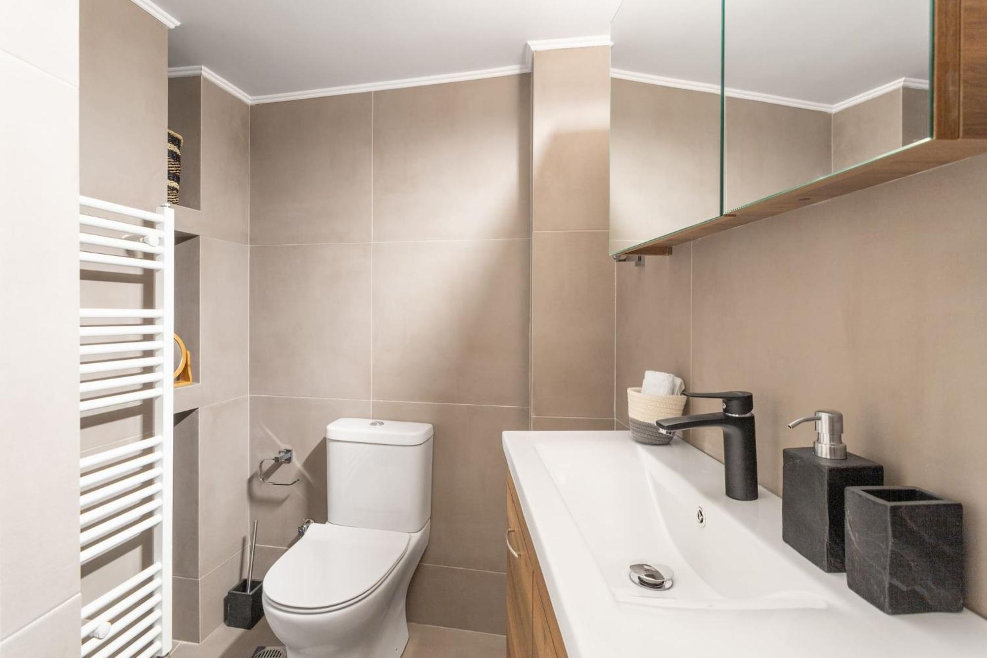 Deluxe 3-Bdrm Urban-Industrial Apt At Acropolis Athens Exterior photo