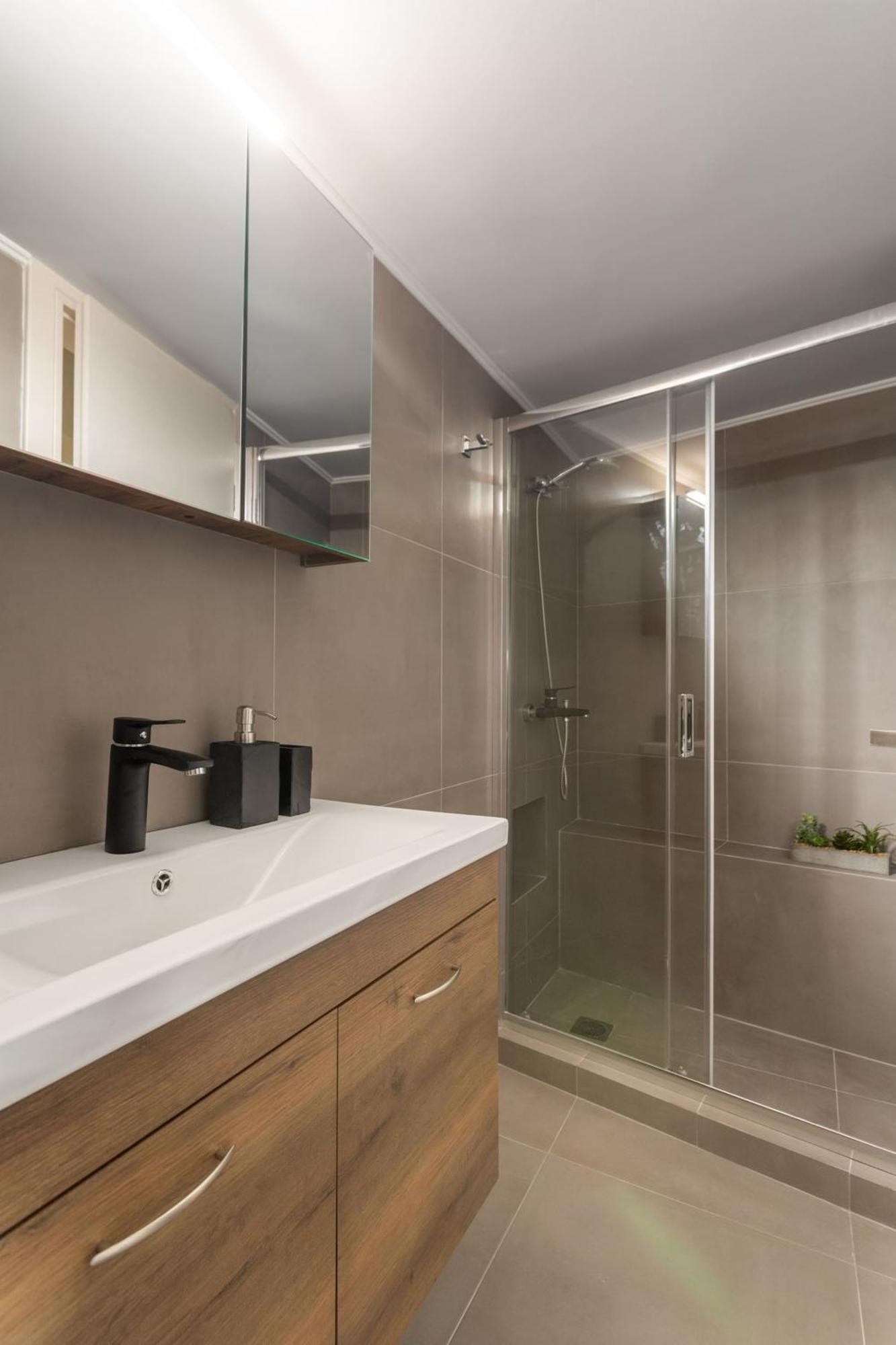 Deluxe 3-Bdrm Urban-Industrial Apt At Acropolis Athens Exterior photo