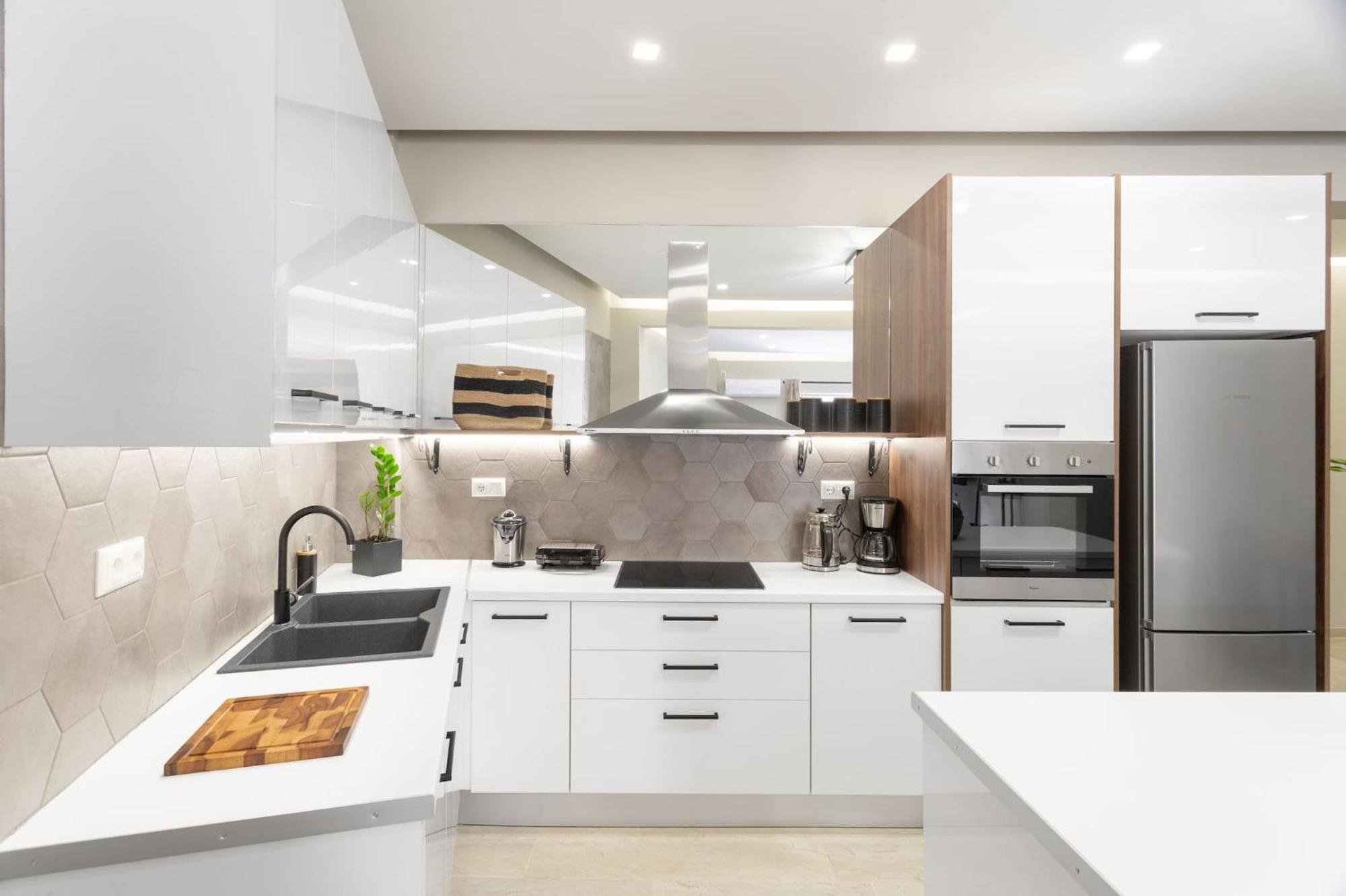 Deluxe 3-Bdrm Urban-Industrial Apt At Acropolis Athens Exterior photo