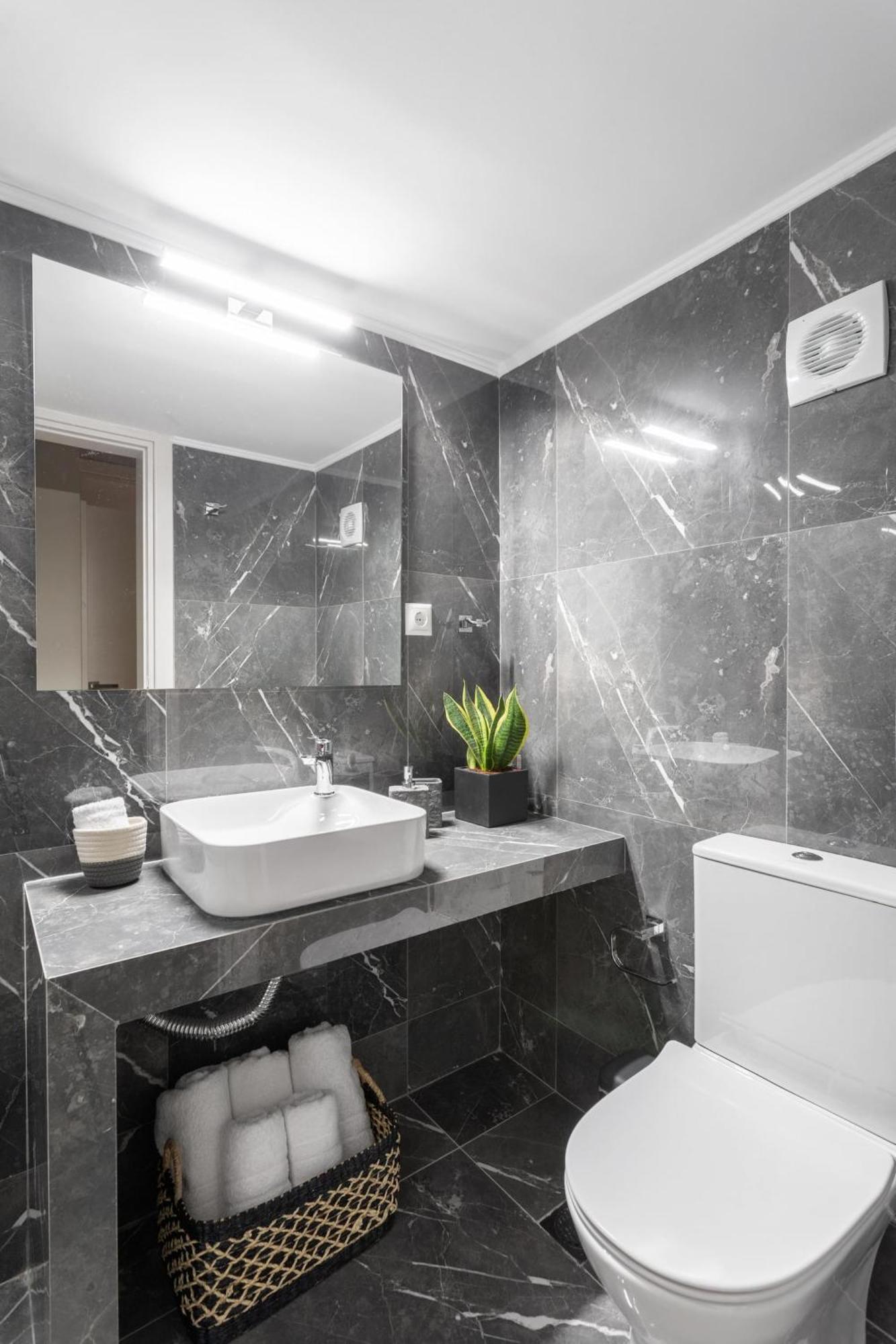 Deluxe 3-Bdrm Urban-Industrial Apt At Acropolis Athens Exterior photo